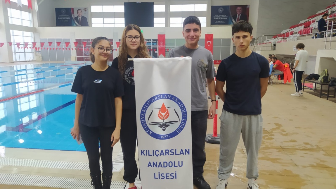 YÜZMEDE GENÇ KIZ ÖĞRENCİLERİMİZ PERFORMANSLARINI GÖSTERDİLER